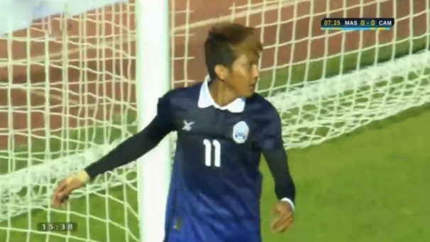 Campuchia ghi ban sau sai lam cua trong tai bien hinh anh