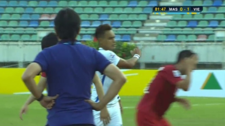 Hanh dong thieu fair-play cua cau thu Malaysia hinh anh