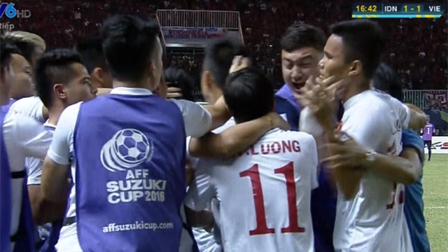 Video ban thang tren cham 11 m cua Van Quyet hinh anh