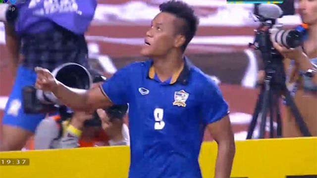 Ban thang may man cua Thai Lan vao luoi Indonesia hinh anh