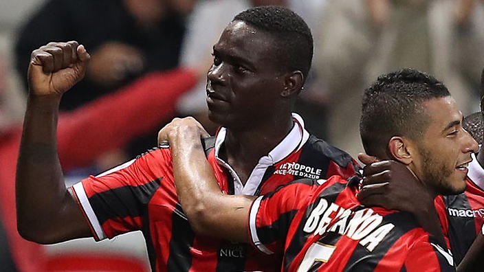 Man trinh dien an tuong cua Balotelli o Nice hinh anh