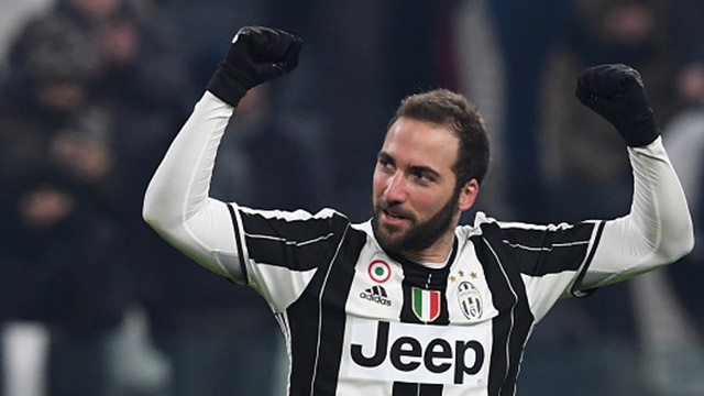 Higuain lap cu dup giup Juventus thang dam Bologna hinh anh