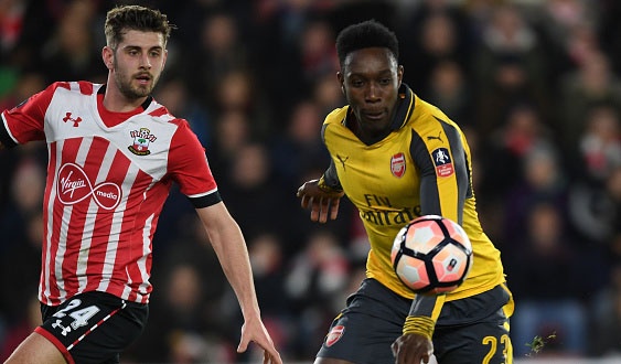 Pha lop bong cua Danny Welbeck vao luoi Southampton hinh anh