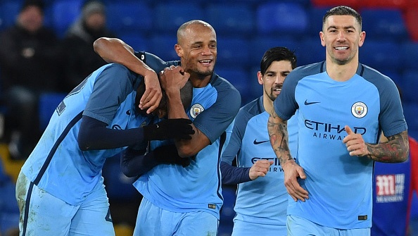 Yaya Toure sut phat dep mat giup Man City thang de hinh anh