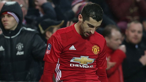 Mkhitaryan bo lo tu khoang cach gan 2 m hinh anh