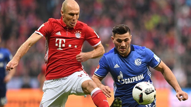 Bayern Munich bat luc truoc Schalke 04 hinh anh