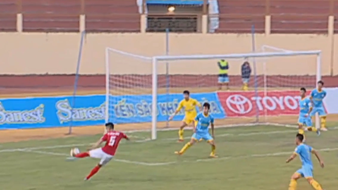 Pha phan luoi hai huoc cua cau thu Khanh Hoa hinh anh