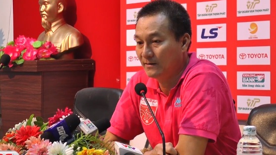 HLV Long An tra loi phong van sau tran dau hinh anh