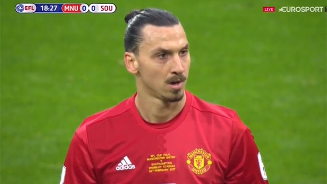 Pha sut phat thanh ban dang cap cua Ibrahimovic hinh anh
