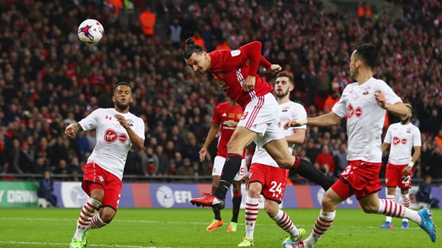 Ibrahimovic danh dau dang cap mang ve chien thang cho MU hinh anh