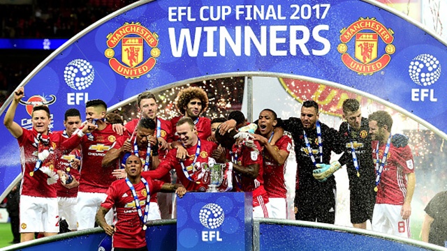 Khoanh khac cau thu MU nang cao chuc vo dich League Cup hinh anh