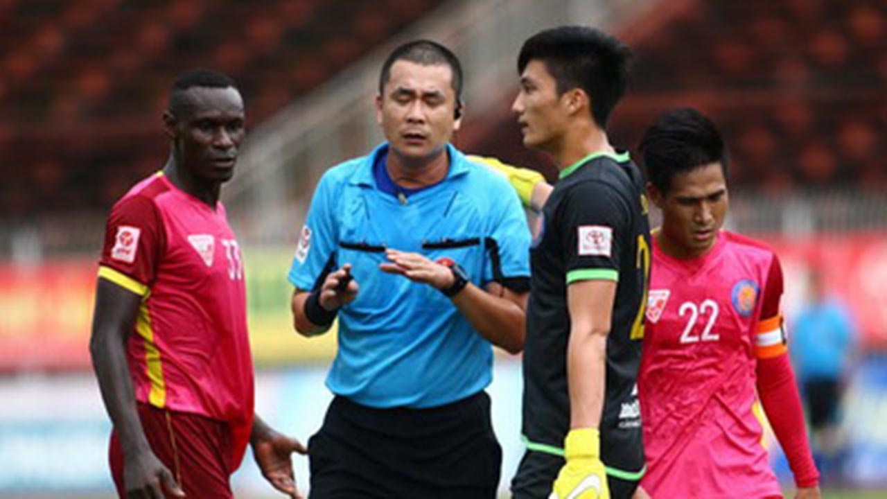 Tuong tuong 11 m va tieng coi ky la cua trong tai V.League hinh anh