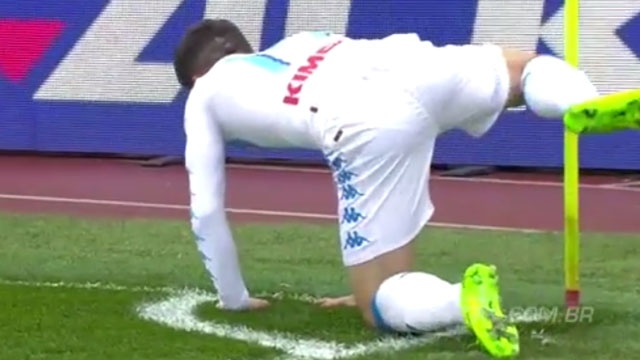 Tien dao Napoli an mung sieu di sau khi ghi ban hinh anh