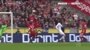 Doi thu om dau sau pha cuu thua xuat than cua Neuer hinh anh