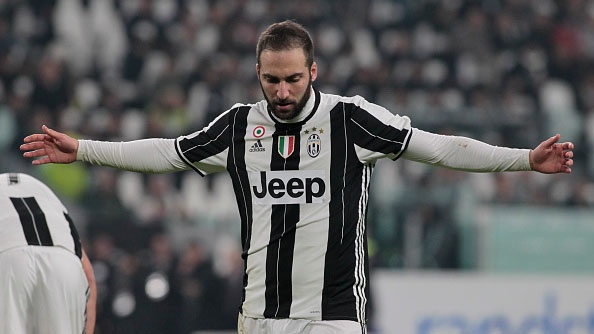 Juventus vat va cam hoa Udinese hinh anh