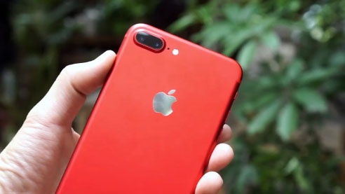 Can canh iPhone 7 Plus mau do dau tien o Viet Nam hinh anh