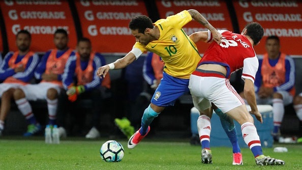 Hang thu Paraguay bat luc truoc nhung pha di bong cua Neymar hinh anh