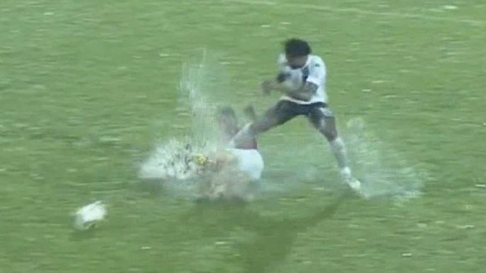 Pha vao bong triet ha cua tien dao V.League hinh anh