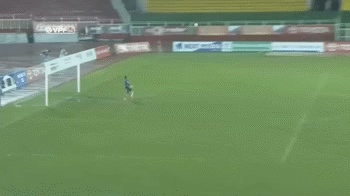 Cuu tuyen thu quoc gia lap sieu pham tu giua san nhu Beckham hinh anh