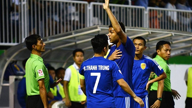 Cau thu CLB Quang Nam phan ung manh sau ban thang cua HAGL hinh anh
