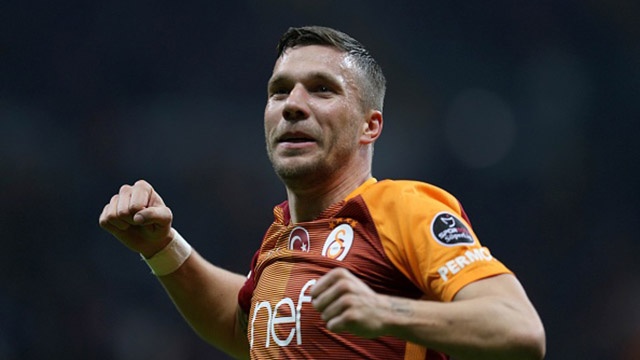 Podolski danh dau ghi ban dep mat o goc hep hinh anh
