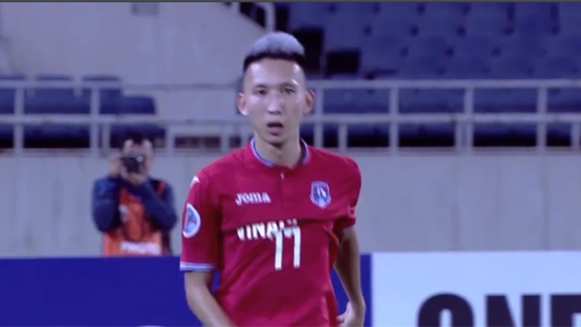 Nghiem Xuan Tu lap sieu pham sau sai lam cua thu mon Home United hinh anh