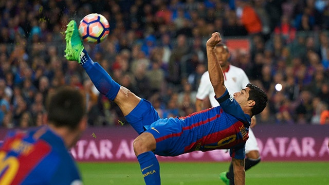 Pha nga nguoi moc bong dep mat cua Suarez hinh anh