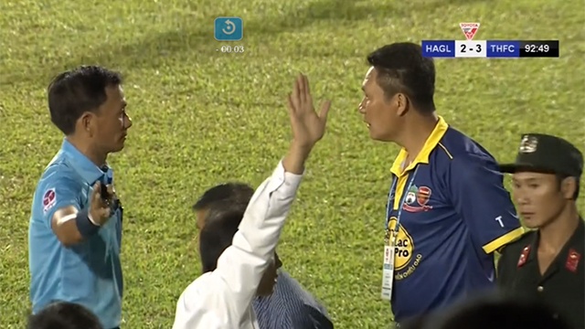 Cau thu Hoang Anh Gia Lai sut bong len khan dai hinh anh