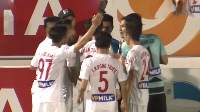 Ban huan luyen va cau thu HAGL phan ung quyet liet voi trong tai hinh anh