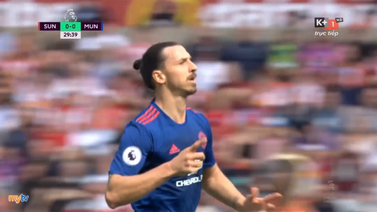 Pha lam ban dang cap cua Ibrahimovic vao luoi Sunderland hinh anh
