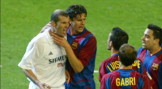 Nhung khoanh khac bo bong da nguoi o El Clasico hinh anh