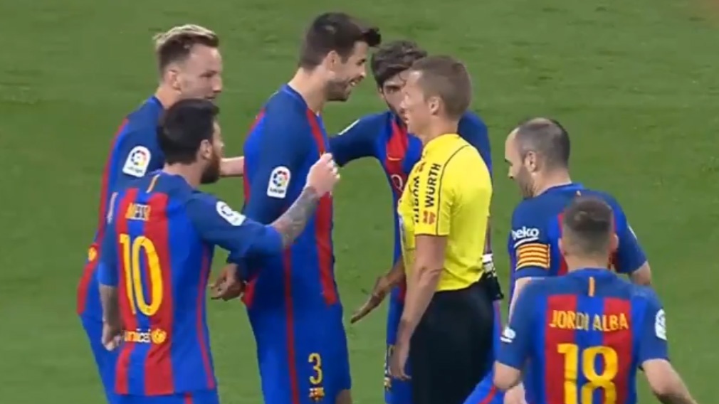 Cau thu Barca quay trong tai doi duoi Casemiro hinh anh