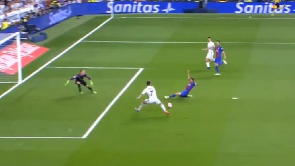 Pha bo lo kho tin cua Ronaldo truoc khung thanh Barca hinh anh