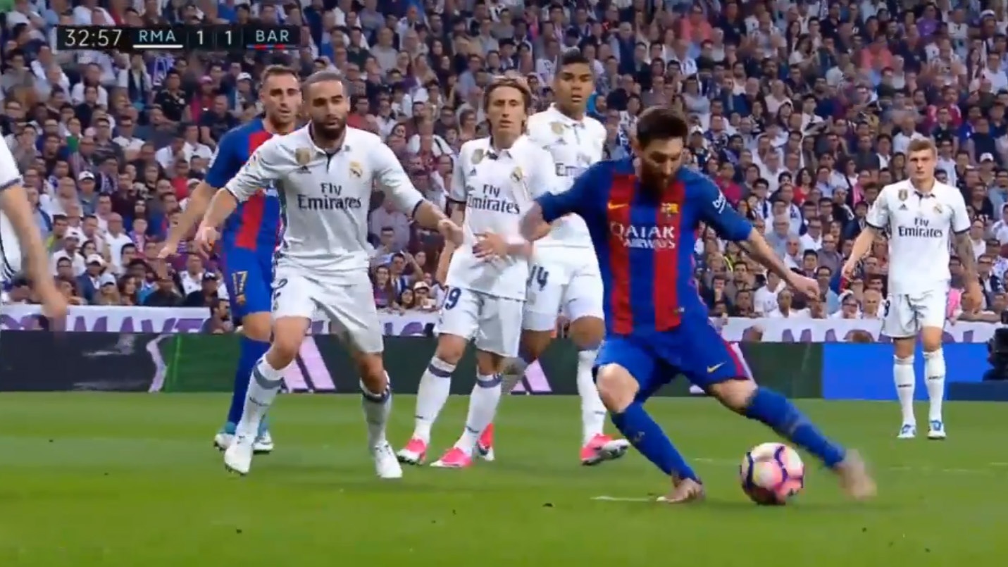 Messi solo qua 2 cau thu Real ghi ban hinh anh