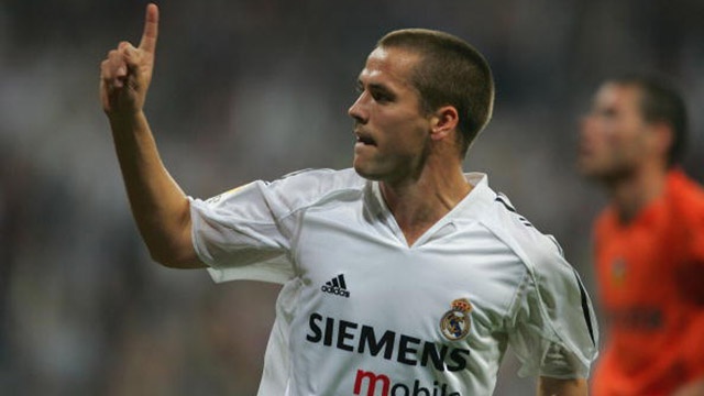 Nhin lai ban thang dau tien cua Michael Owen o Real Madrid hinh anh