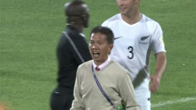 HLV Hoang Anh Tuan noi nong khi hoc tro guc xuong san hinh anh