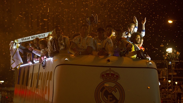 Cau thu Real Madrid xuong duong an mung chuc vo dich hinh anh