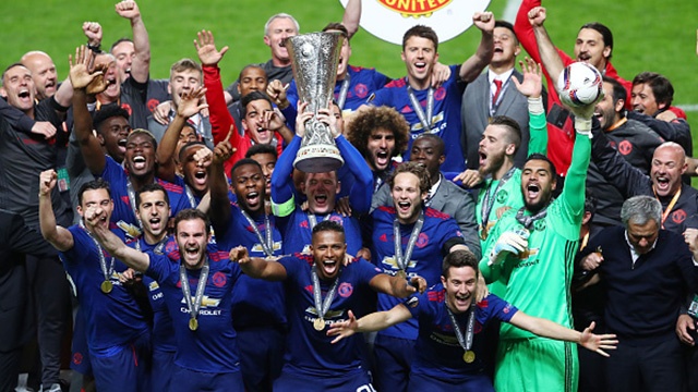 Hang loat cau thu MU chong nang nhan cup vo dich Europa League hinh anh