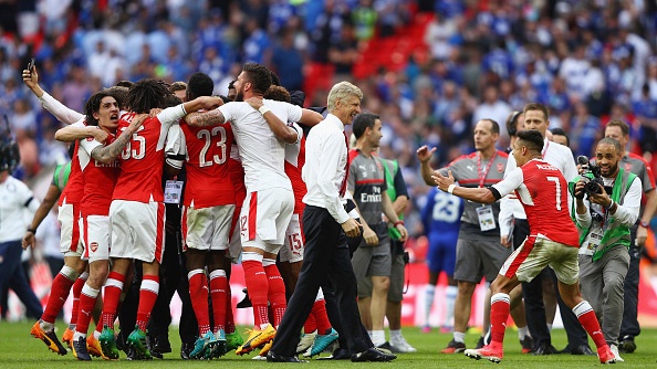 Khoanh khac cau thu Arsenal an mung sau tieng coi man cuoc hinh anh