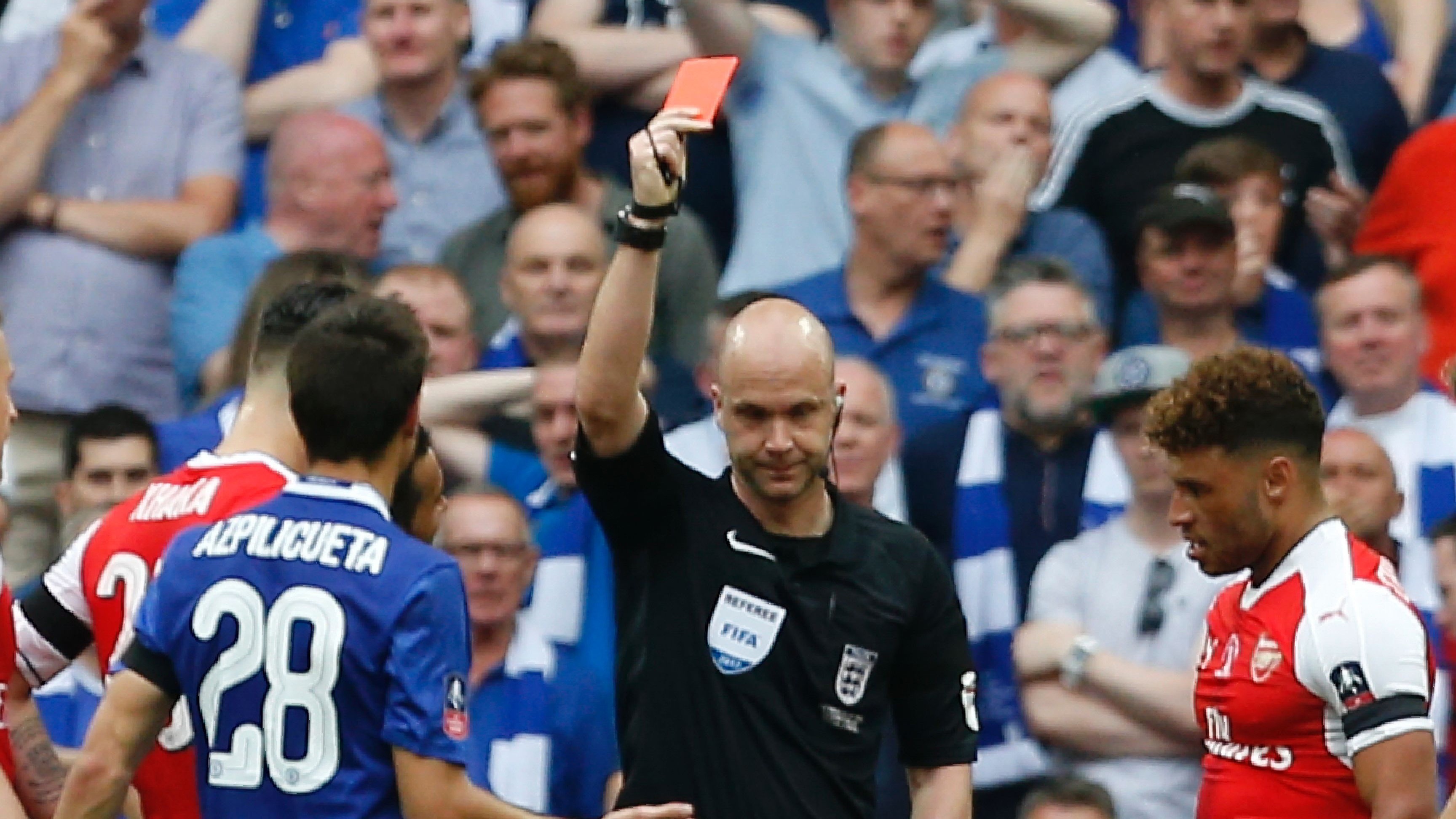 Tinh huong nhan the do vi an va cua cau thu Chelsea hinh anh