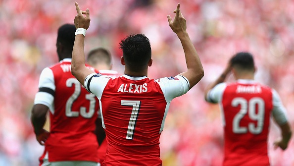 Ban thang tranh cai cua Sanchez vao luoi Chelsea hinh anh