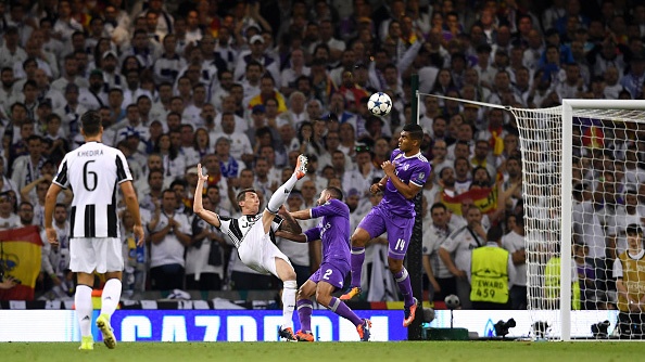 Khong khi tren san sau khi Mandzukic lap sieu pham hinh anh