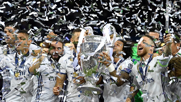 Khoanh khac Ronaldo va dong doi nang cao chuc vo dich hinh anh