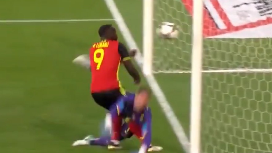 Lukaku danh dau trung cot o khoang cach 2 m hinh anh