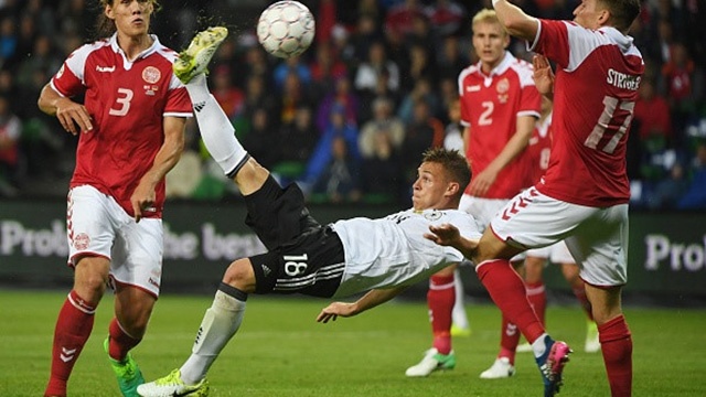 Video sieu pham xe dap chong nguoc giup Duc hoa Dan Mach hinh anh