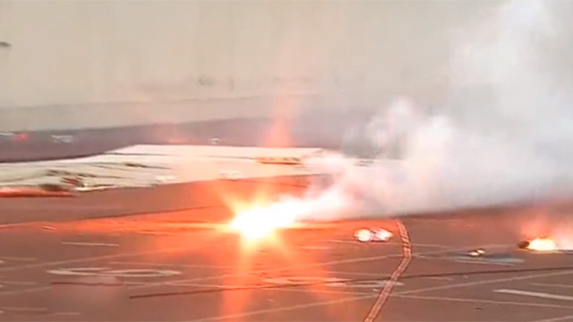 CDV Hai Phong nem phao sang xuong san khien tran dau tam dung hinh anh