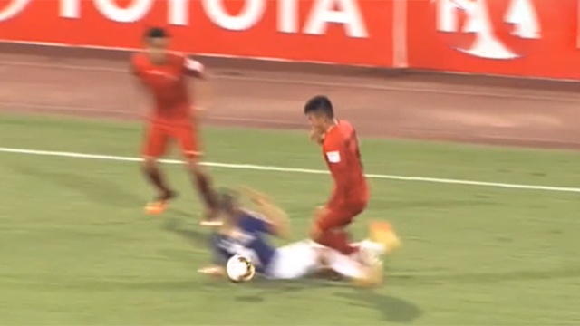 Cau thu CLB Ha Noi nhan the do sau pha vao bong triet ha doi phuong hinh anh