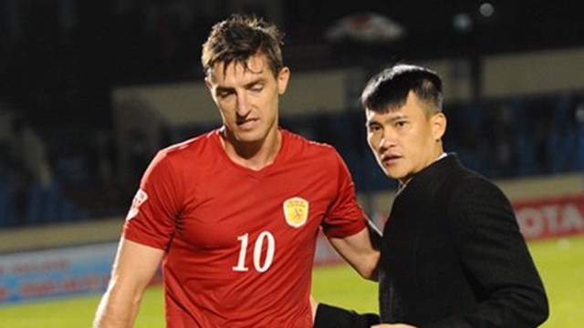 Doi bong cua Cong Vinh thang CLB Long An 3-2 hinh anh