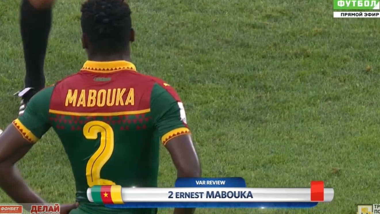 Cau thu Cameroon nhan the do sau khi trong tai xem lai video hinh anh