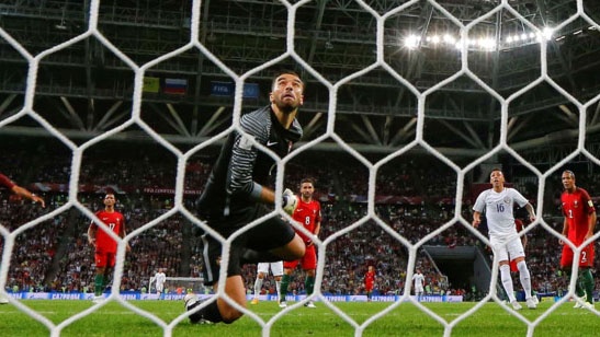 Tinh huong bong lien tiep cham khung thanh Bo Dao Nha hinh anh